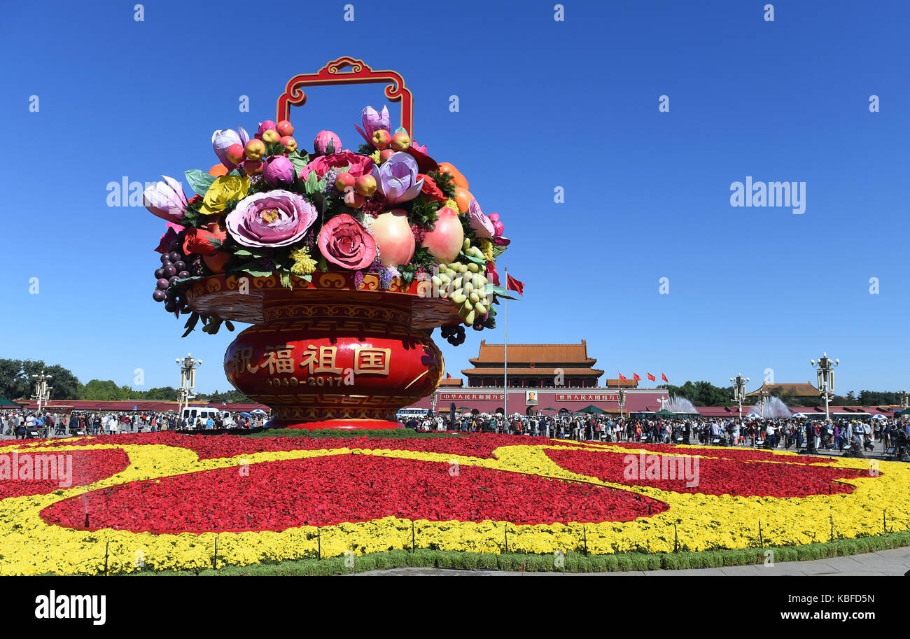 (170930) -- pechino, sept. 30, 2017 (Xinhua) -- fotografia scattata a sept. 28, 2017 mostra i 17 metri di altezza display a forma di cesto fiorito al centro della piazza tiananmen a Pechino Capitale della Cina, per la celebrazione della giornata nazionale. come una tradizione fin dal 2011, un gigante cesto fiorito con il tema di "buona fortuna, Cina' è installato presso la piazza tiananmen nel centro di Pechino per la festa nazionale cinese giorno on oct. 1. Quest'anno, la 17-metro-tall cestello con un diametro di 50 metri detiene artificiale fiori e frutti come cachi, melograni, mele, peon Foto Stock