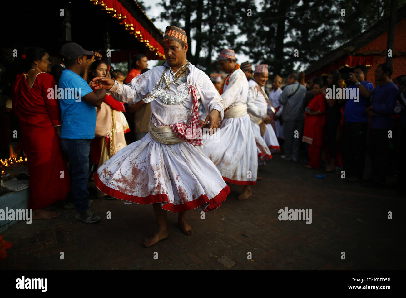 Bhaktapur, Nepal. Trentesimo Sep, 2017. sacerdoti nepalese coperte di macchia di sangue eseguire una danza rituale durante la durga puja, che cade il decimo giorno di quindici giorni, lungo l induismo il più grande festival religioso di dashain in bhaktapur, Nepal, sabato 30 settembre, 2017. dashain è la più lunga e la più promettente festival nel calendario nepalese, celebrata in tutta la nazione e il mondo dal popolo nepalese. Credito: skanda gautam/zuma filo/alamy live news Foto Stock