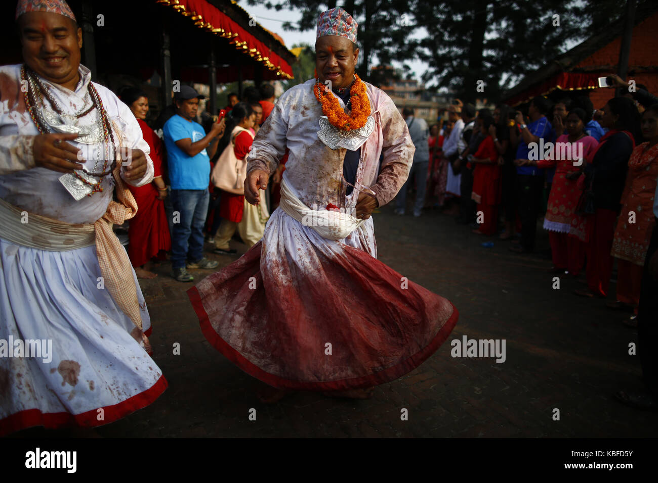 Bhaktapur, Nepal. Trentesimo Sep, 2017. sacerdoti nepalese coperte di macchia di sangue eseguire una danza rituale durante la durga puja, che cade il decimo giorno di quindici giorni, lungo l induismo il più grande festival religioso di dashain in bhaktapur, Nepal, sabato 30 settembre, 2017. dashain è la più lunga e la più promettente festival nel calendario nepalese, celebrata in tutta la nazione e il mondo dal popolo nepalese. Credito: skanda gautam/zuma filo/alamy live news Foto Stock