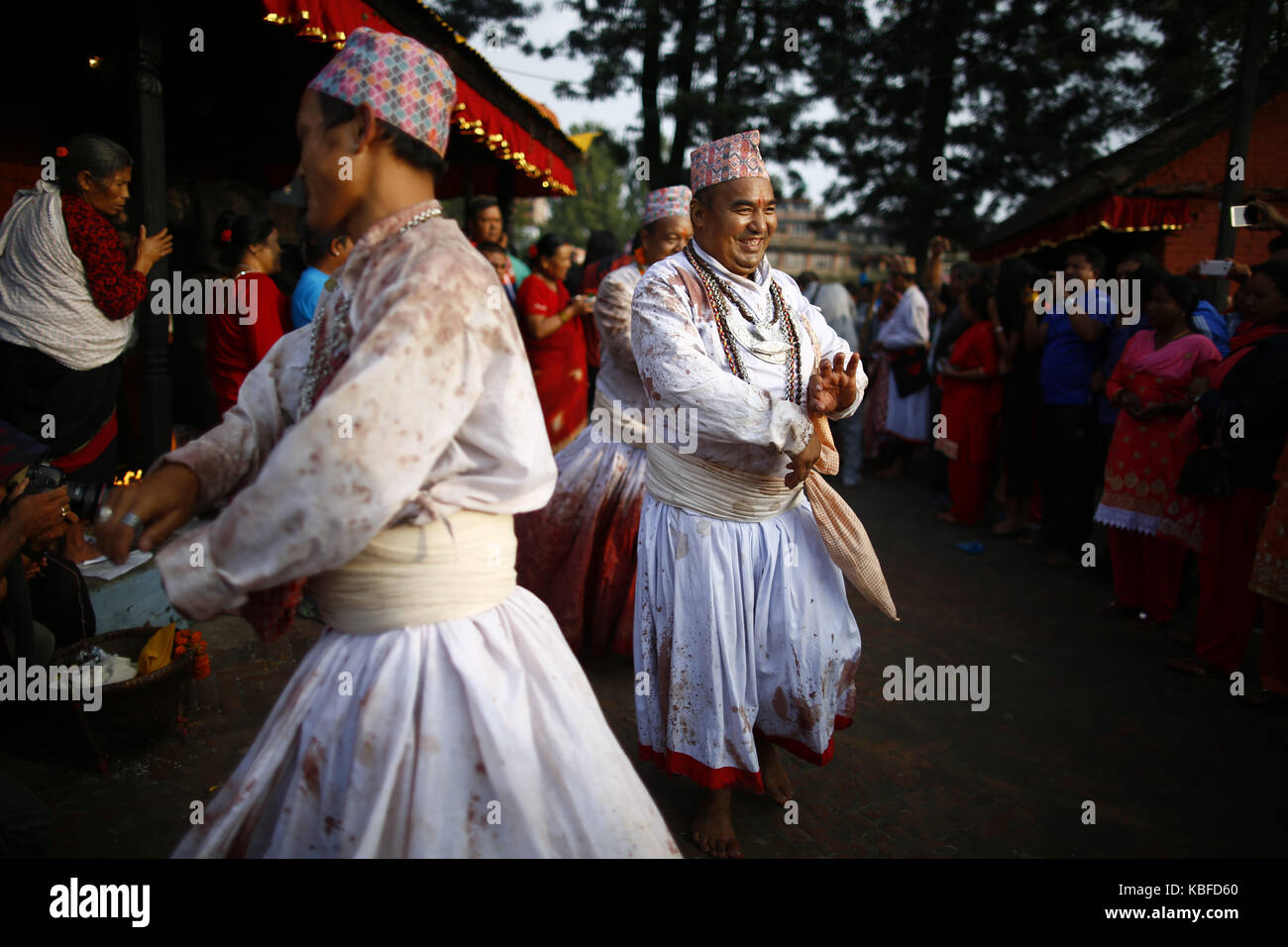 Bhaktapur, Nepal. Trentesimo Sep, 2017. sacerdoti nepalese coperte di macchia di sangue eseguire una danza rituale durante la durga puja, che cade il decimo giorno di quindici giorni, lungo l induismo il più grande festival religioso di dashain in bhaktapur, Nepal, sabato 30 settembre, 2017. dashain è la più lunga e la più promettente festival nel calendario nepalese, celebrata in tutta la nazione e il mondo dal popolo nepalese. Credito: skanda gautam/zuma filo/alamy live news Foto Stock