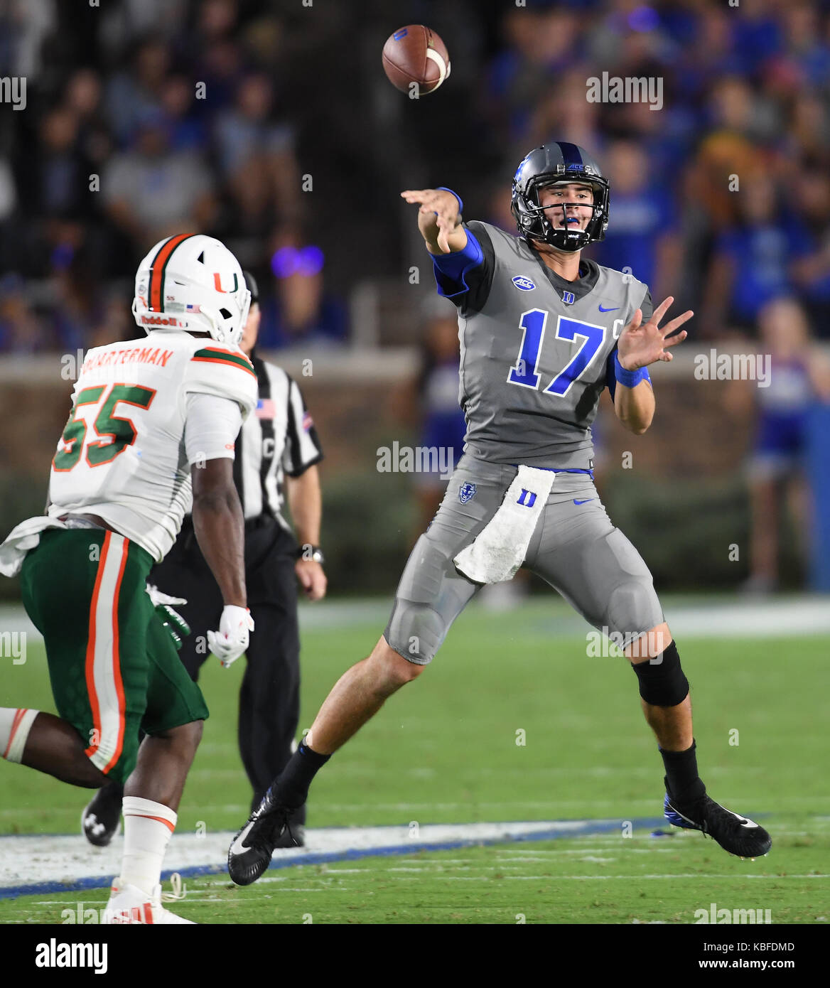 Durham, North Carolina, Stati Uniti d'America. 29Sep, 2017. Daniel Jones (17) del Duca getta un pass contro il perseguimento di Shaquille Quarterman (55) di Miami. Il duca diavoli blu ha giocato il Miami Hurricanes in un gioco di calcio che ha avuto luogo sul campo di Brooks presso lo Stadio Wallace Wade in Durham, N.C. Venerdì, 29 settembre 2017. Miami ha vinto 31-6. Credito: Fabian Radulescu/ZUMA filo/Alamy Live News Foto Stock