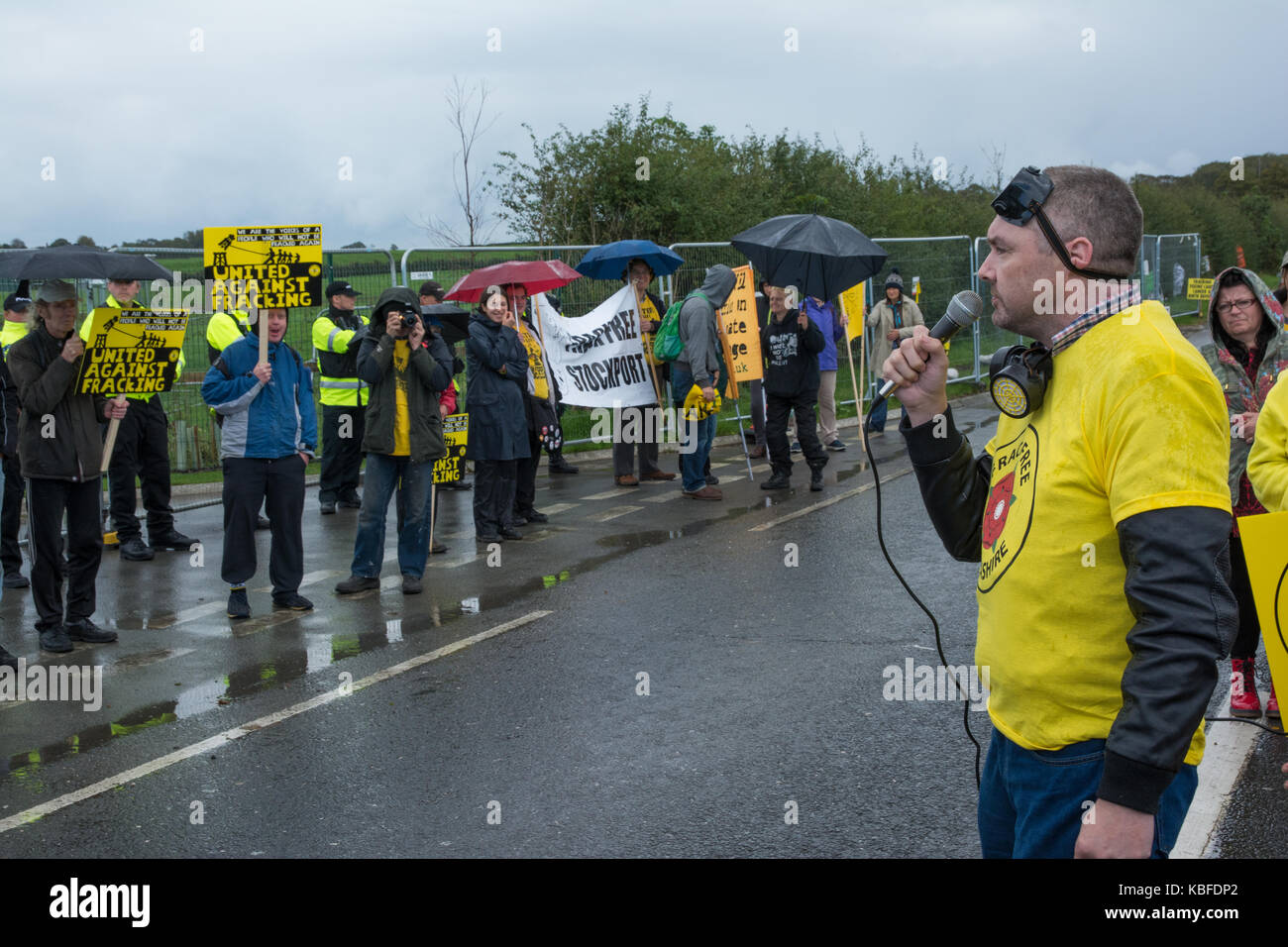 Anti-fracking protesta, poco plumpton, Nr Blackpool, Lancashire, Regno Unito. Il 29 settembre 2017. protestare contro fracking a Preston New Road sito gestiti da cuadrilla. accanto a locali sono stati gli attivisti da manchester, sindacalisti, Irlanda del nord e da un gruppo di quaccheri. foto busnessman locale brian Morrison, che in precedenza ha portato a 28 auto lenta processione passato il sito con le corna clacson. In precedenza era stato minacciato di arresto per il clacson del suo corno. Credito: Steve bell/alamy live news. Foto Stock