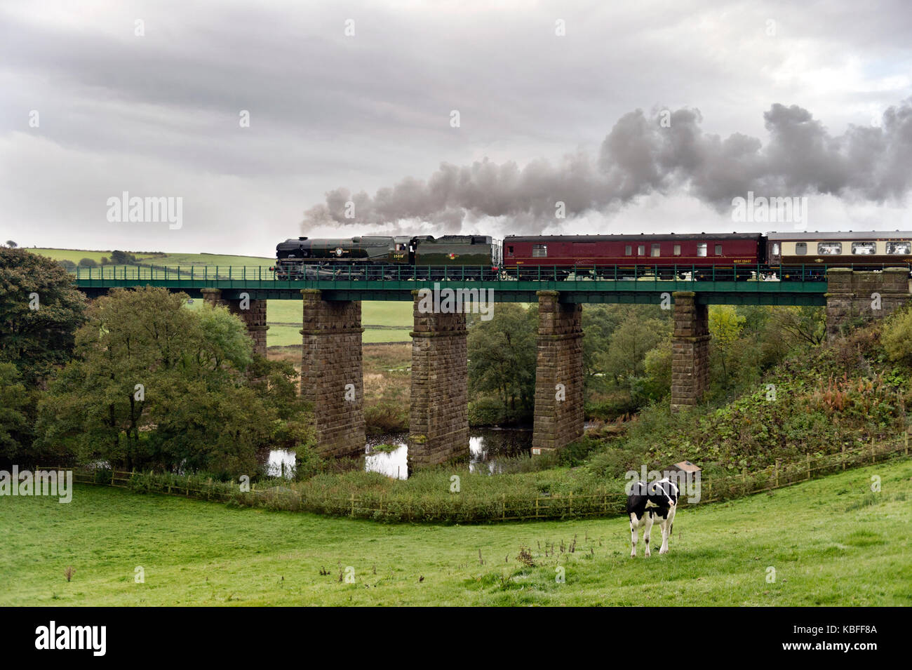 Clapham, North Yorkshire, Regno Unito. 30 Settembre, 2017. Locomotiva a vapore "India britannica Linea' n. 35018 rende la principale linea che trasportano passeggeri debutto, visto qui a Clapham viadotto, North Yorkshire, 30 settembre. La locomotiva, originariamente recuperati dal famoso Barry scrapyard, è stato in fase di restauro a Carnforth, Lancashire. Oggi, tira la Lune fiumi fiducia escursione, è la prima occasione che ha trainato un passeggero che trasportano il servizio sulla linea principale e la prima volta che è stato visto nella sua livrea finito. Credito: John Bentley/Alamy Live News Foto Stock