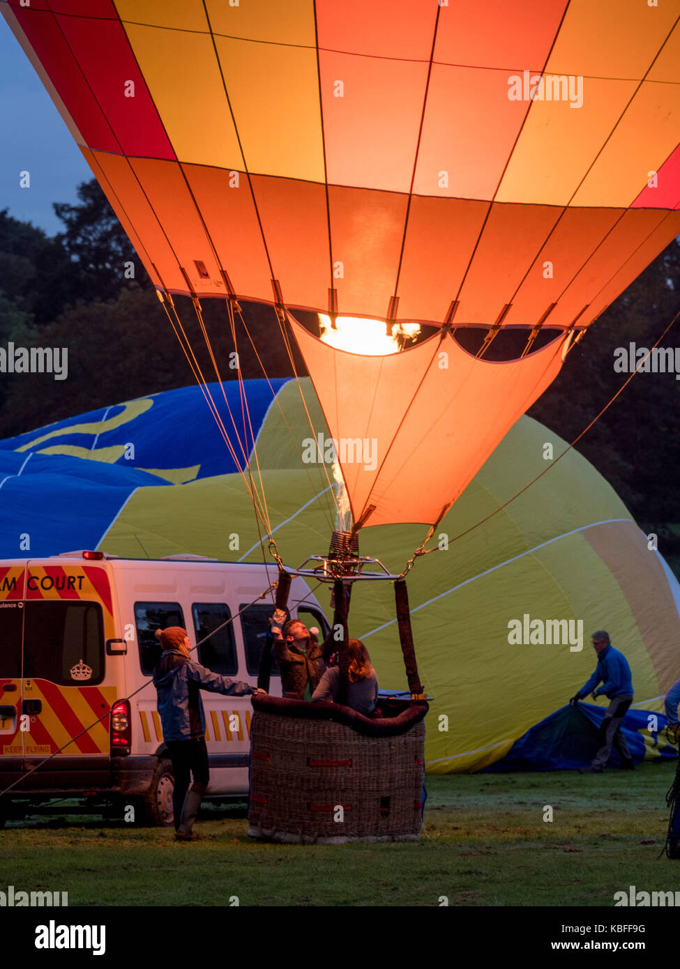 York, Regno Unito. 30 Settembre, 2017. Un palloncino di massa di lancio è avvenuto presso sunrise da York Knavesmire come parte del primo mai York Balloon Fiesta. Oltre 30 mongolfiere ha preso i cieli guardati da centinaia di spettatori. Il lancio è parte di una tre giorni di manifestazione che corre fino a domenica 1 ottobre. Foto Fotografia Bailey-Cooper/Alamy Live News Foto Stock