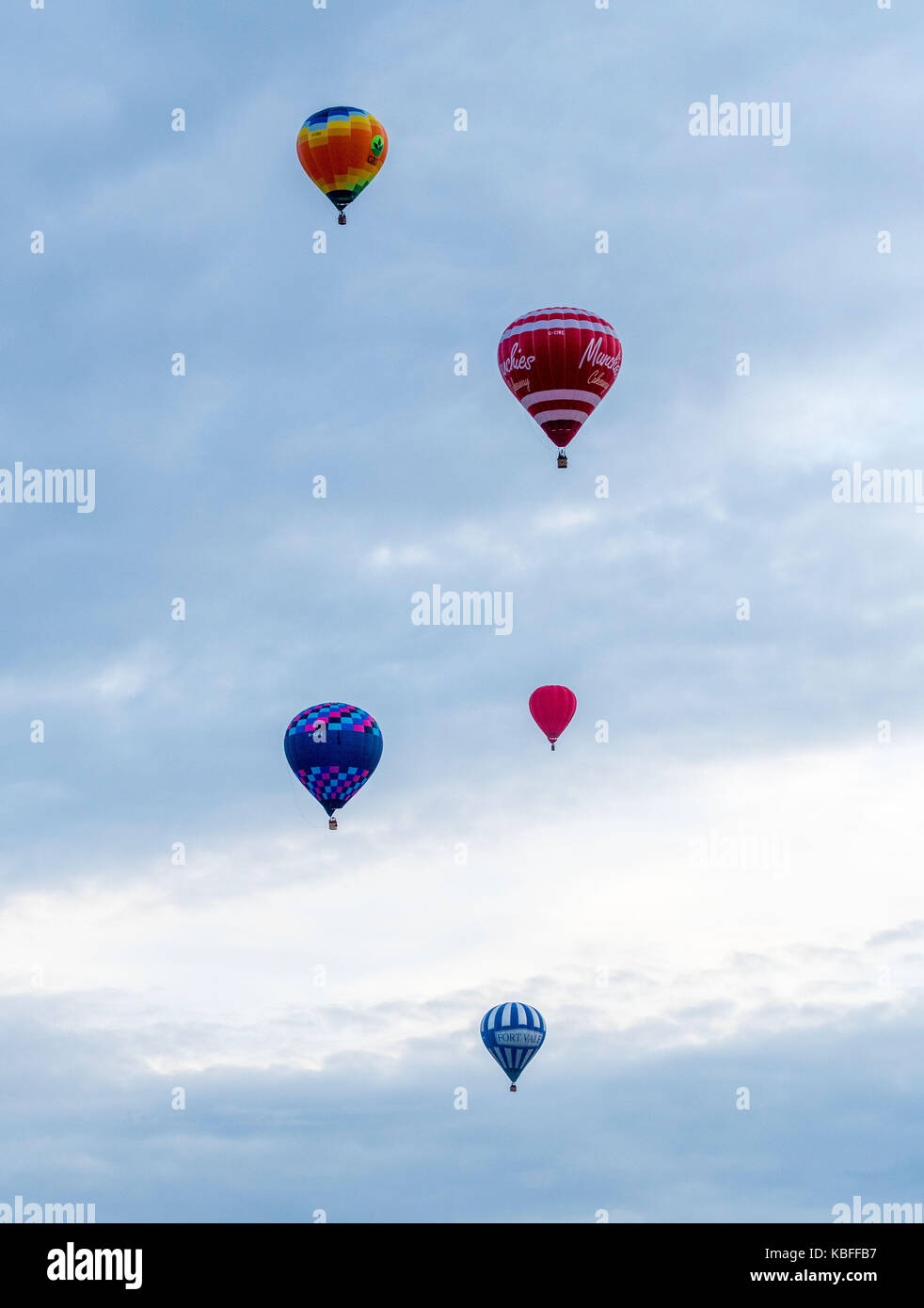 York, Regno Unito. 30 Settembre, 2017. Un palloncino di massa di lancio è avvenuto presso sunrise da York Knavesmire come parte del primo mai York Balloon Fiesta. Oltre 30 mongolfiere ha preso i cieli guardati da centinaia di spettatori. Il lancio è parte di una tre giorni di manifestazione che corre fino a domenica 1 ottobre. Foto Fotografia Bailey-Cooper/Alamy Live News Foto Stock