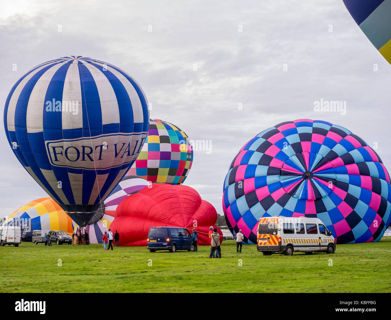 York, Regno Unito. 30 Settembre, 2017. Un palloncino di massa di lancio è avvenuto presso sunrise da York Knavesmire come parte del primo mai York Balloon Fiesta. Oltre 30 mongolfiere ha preso i cieli guardati da centinaia di spettatori. Il lancio è parte di una tre giorni di manifestazione che corre fino a domenica 1 ottobre. Foto Fotografia Bailey-Cooper/Alamy Live News Foto Stock