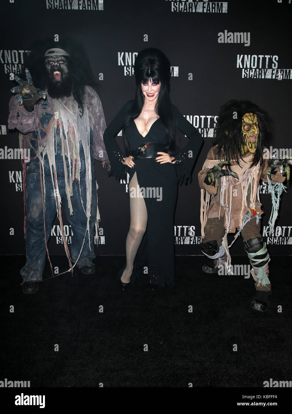 Buena PARK, CA - 29 SETTEMBRE: Elvira, nella Spaventosa Farm & Instagram’s Celebrity Night di Knott’s Berry Farm di Buena Park, California, il 29 settembre 2017. Credito: Faye Sadou/Mediapunch Foto Stock