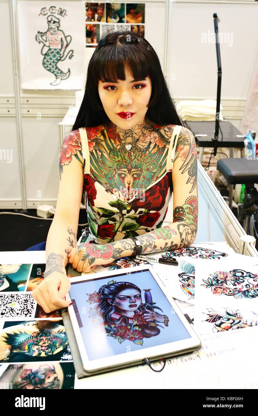 Hong Kong. 29 Settembre 2017. Un tatuaggio tatuato sta presentando il lavoro durante la Convenzione di Hong Kong del Tattoo 2017. Credit: Gonzales Photo/Alamy Live News Foto Stock