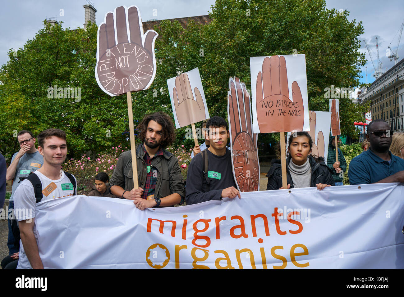 St Thomas' hospitallondon, Inghilterra, Regno Unito. Il 30 settembre 2017. docs non poliziotti lungo con una coalizione di anti-razzismo e pro-le organizzazioni degli immigrati protesta contro il governo forceing medico e infermiere per spiare i pazienti e la domanda per vedere #patientsnotpassports, per interrompere la colpevolizzazione dei migranti, e al fondo completamente il NHS. Credito: vedere li/alamy live news Foto Stock