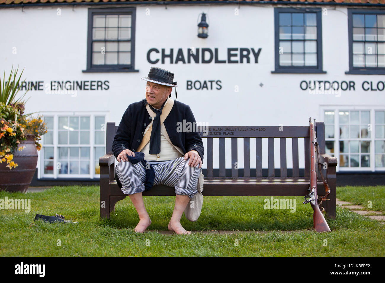 Xviii secolo marina britannica velista seduto sulla panchina al di fuori chandlery Foto Stock
