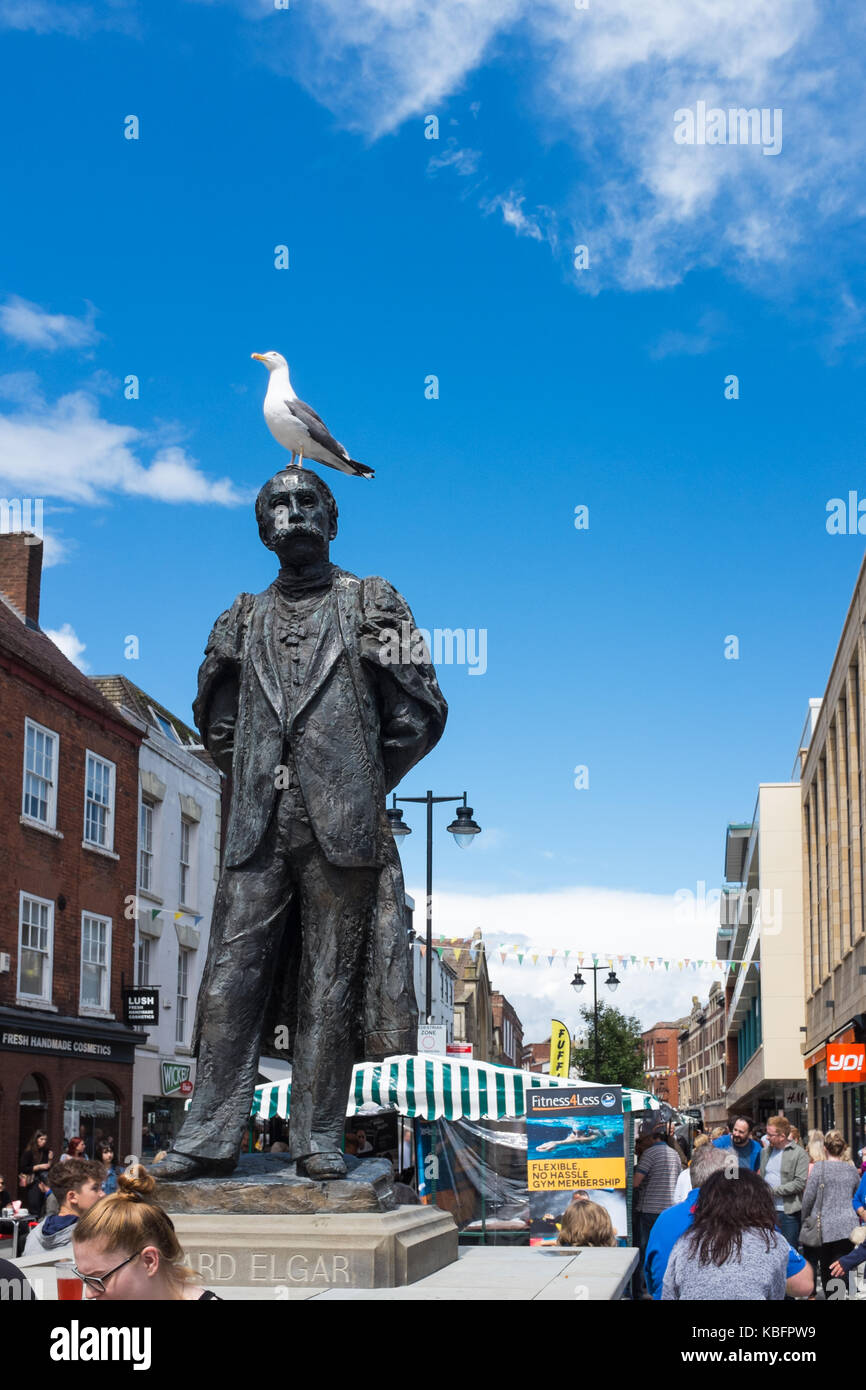 Statua di Edward Elgar in Worcester Piazza del Duomo con un uccello sulla sua testa Foto Stock