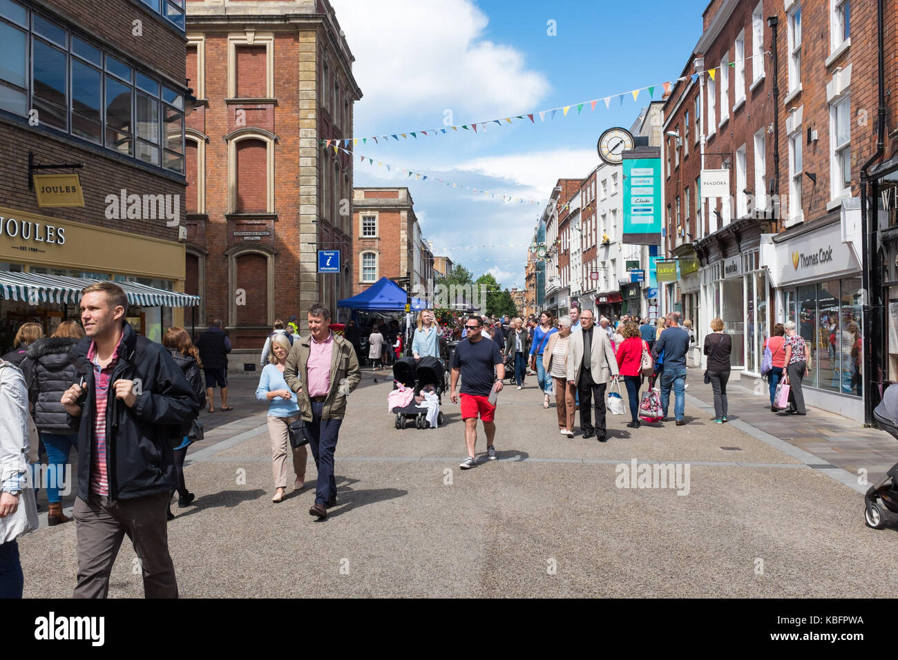 Gli amanti dello shopping a Worcester High Street in un pomeriggio soleggiato Foto Stock