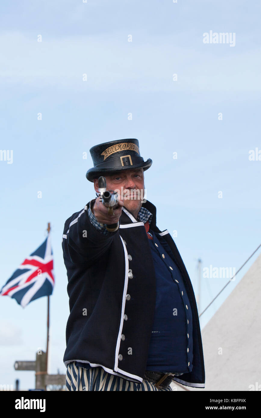 Xviii secolo marina britannica marinaio pistola di puntamento, come interpretato dagli storici ri-enactor Paolo nichols Foto Stock