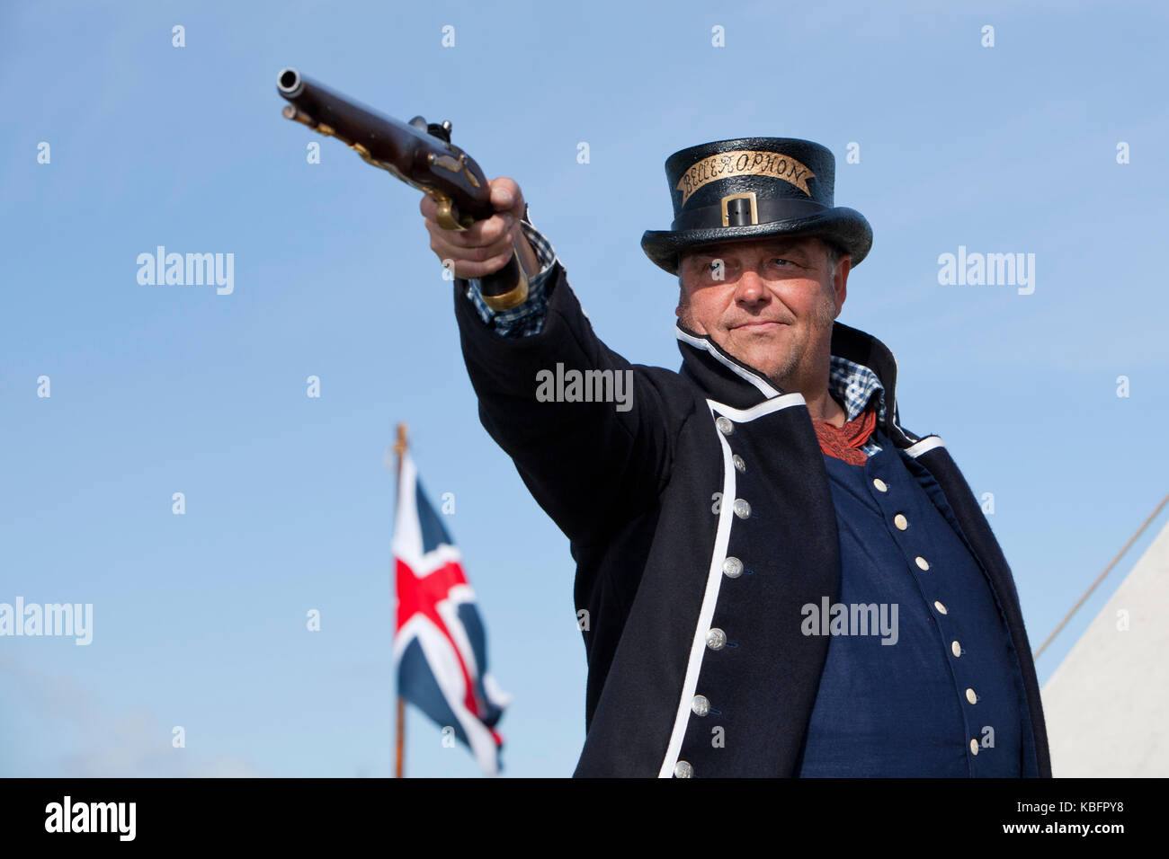 Xviii secolo marina britannica marinaio pistola di puntamento, come interpretato dagli storici ri-enactor Paolo nichols Foto Stock