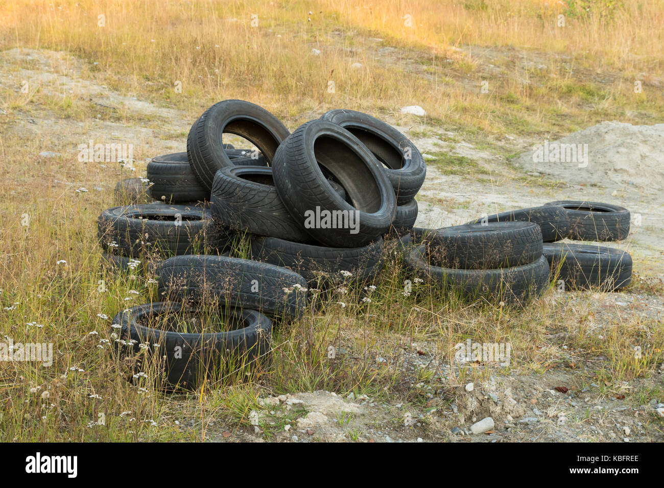 Auto pneumatici in gomma abbandonato Foto Stock