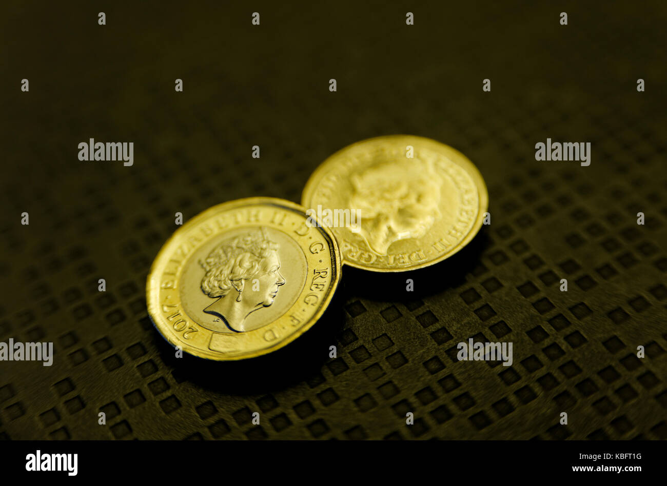 Gb pound monete la nuova e la vecchia versione Foto Stock