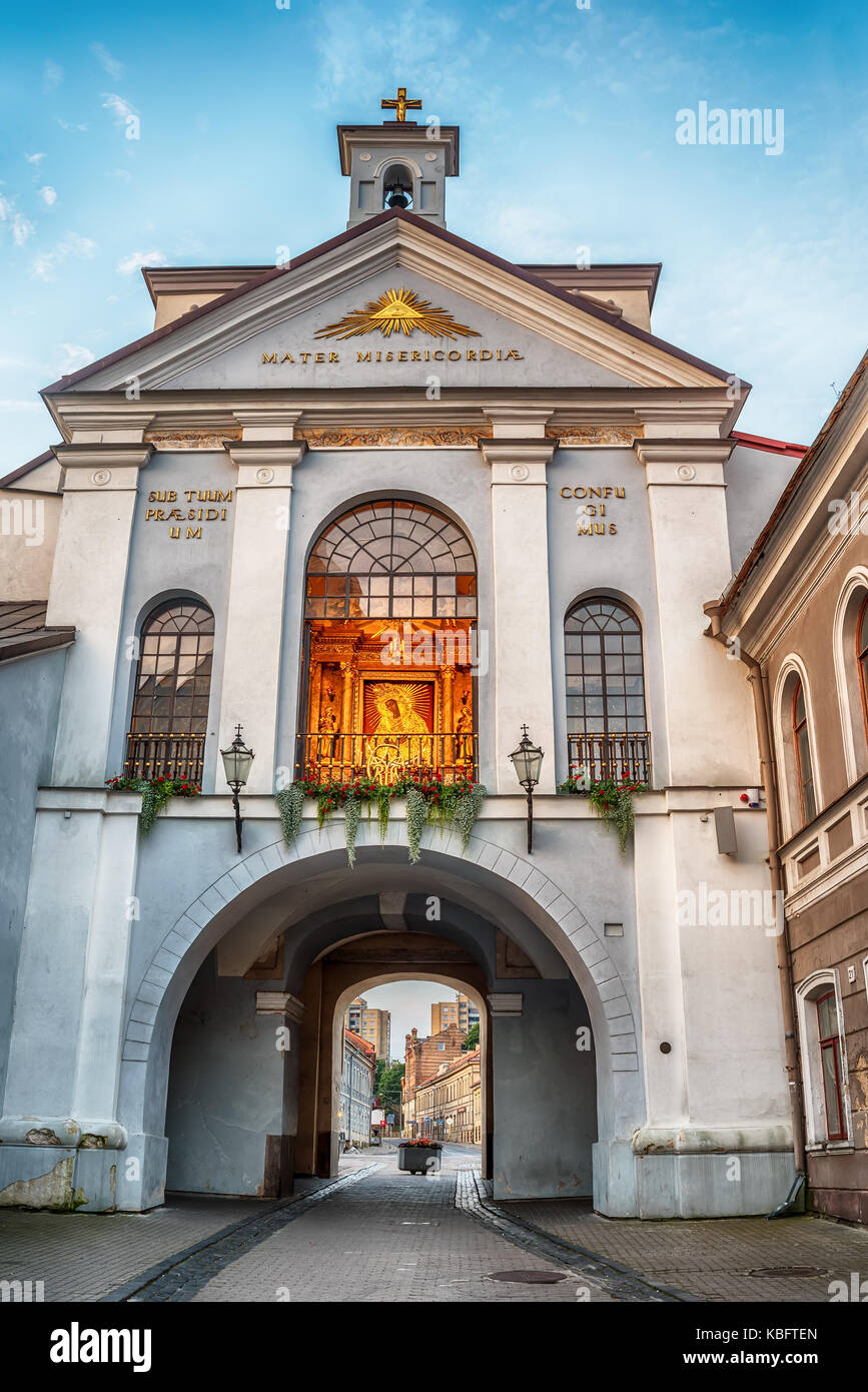 Vilnius, Lituania: il cancello di Alba, lituana via Ausros, medininku vartai, polacco Ostra Brama, una porta della città di Vilnius, uno dei suoi più importanti histo Foto Stock Vilnius, Lituania: il cancello di Alba, lituana via Ausros, medininku vartai, polacco Ostra Brama, una porta della città di Vilnius, uno dei suoi più importanti histo Foto Stock