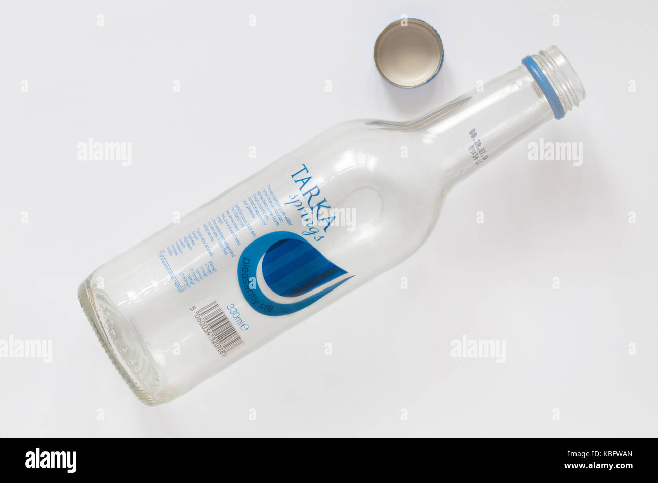 Bottiglia vuota di molle Tarka piacevolmente acqua ancora isolati su sfondo bianco Foto Stock