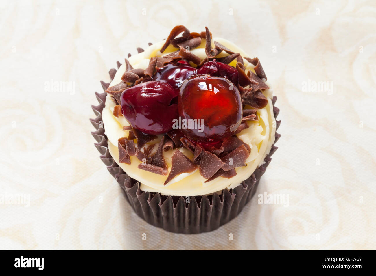 Cupcake Foresta Nera isolato su sfondo bianco Foto Stock
