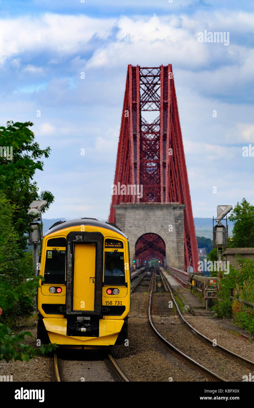 Vista del passeggero scotrail Treno in avvicinamento dalmeny station dopo aver attraversato il ponte Forth Railway in Lothian, Scozia, Regno Unito. Foto Stock