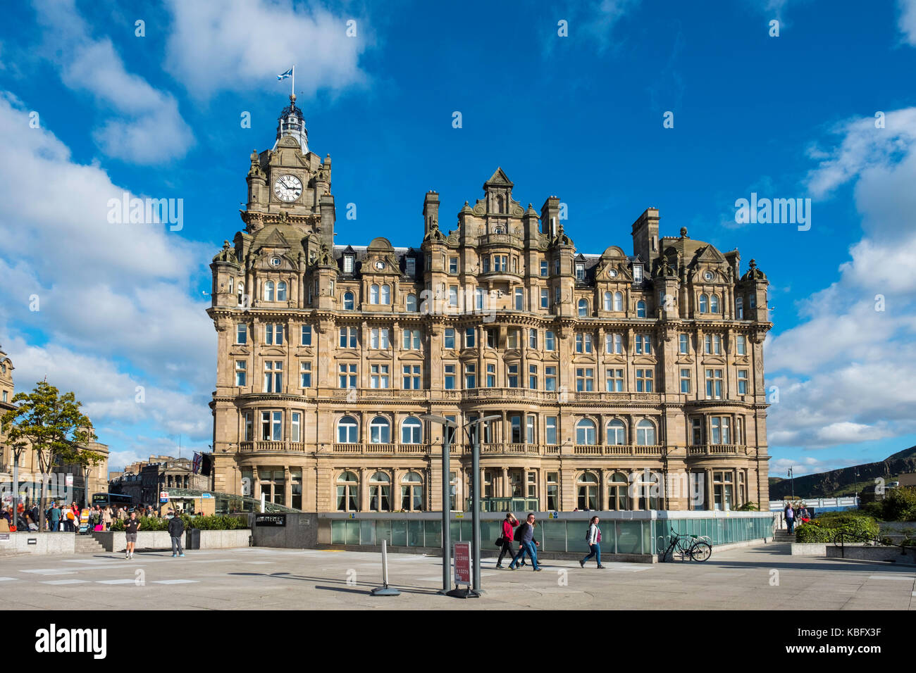 Vista di lusso hotel Balmoral su Princes Street di Edimburgo, in Scozia, Regno Unito Foto Stock