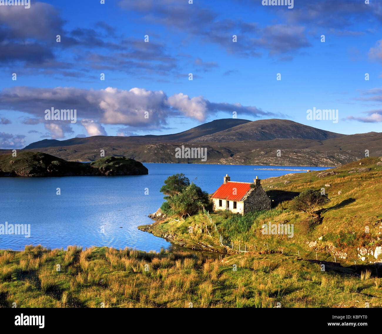 Una vista soleggiata attraverso la costa occidentale dell'isola ebridea scozzese di Harris verso Rhenigidale Foto Stock