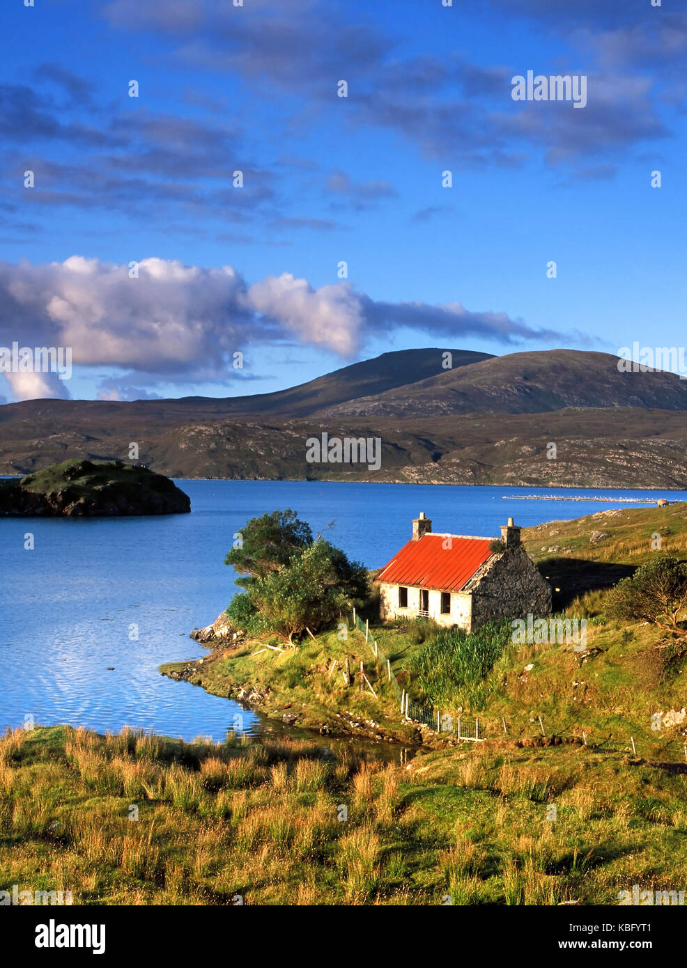 Una vista soleggiata attraverso la costa occidentale dell'isola ebridea scozzese di Harris verso Rhenigidale Foto Stock