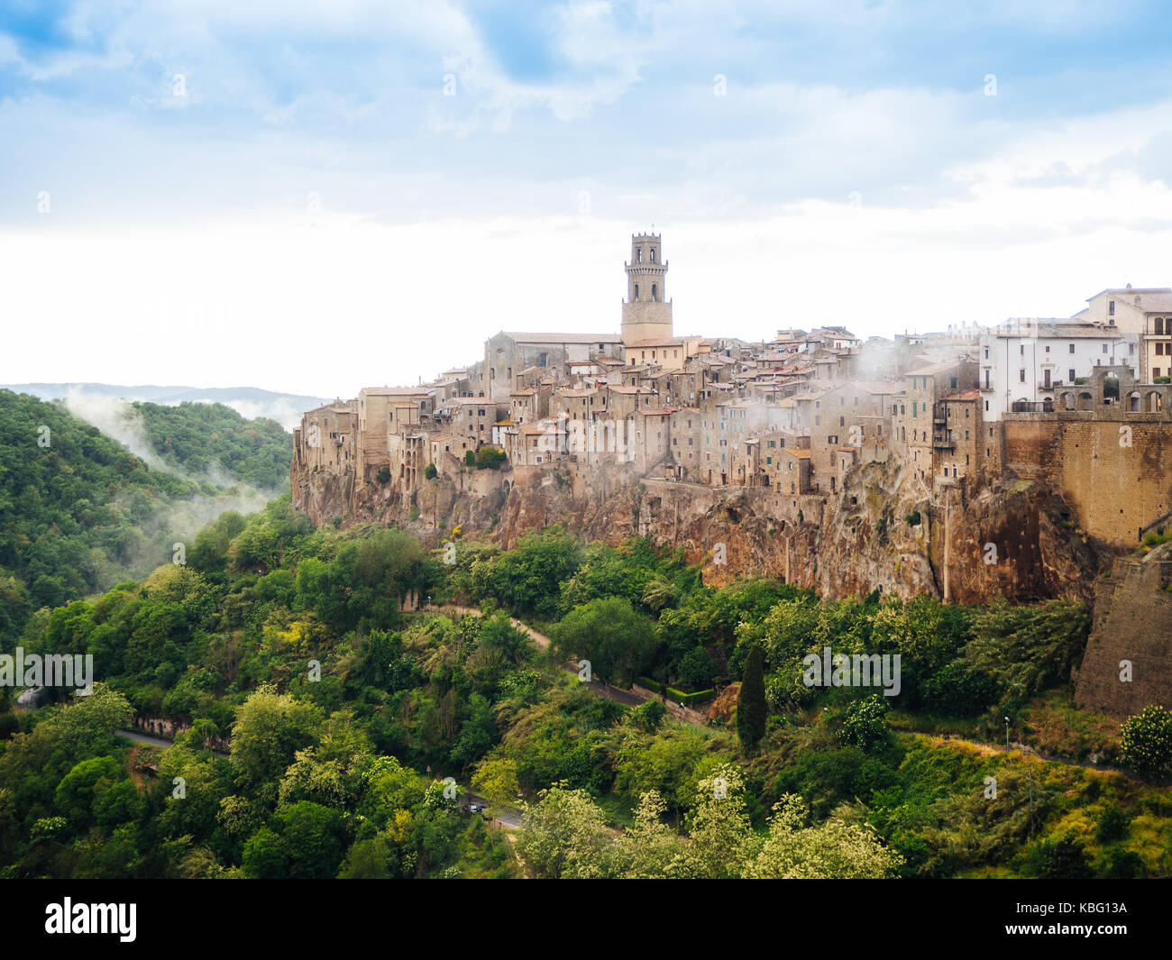 Città di Pitigliano in Toscana, Italia dopo il tramonto. Foto Stock