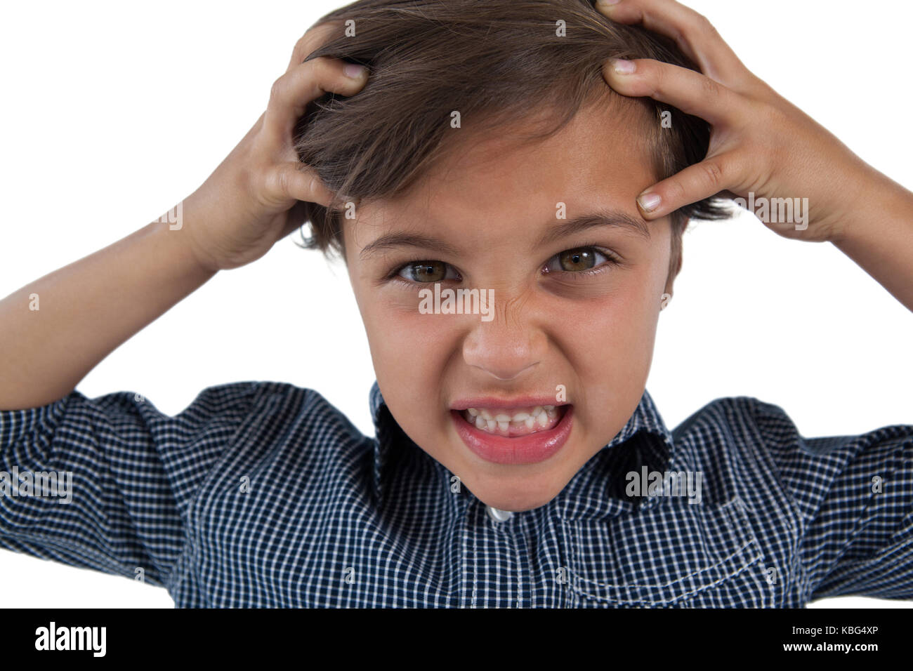 Ritratto di ragazzo frustrato in piedi contro uno sfondo bianco Foto Stock