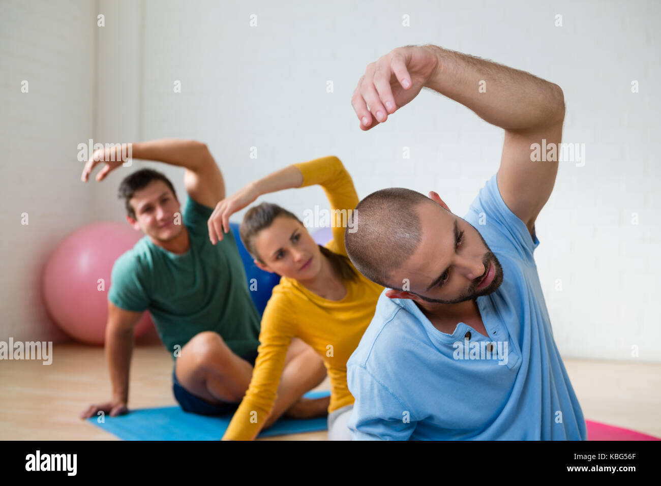 Insegnante di Yoga con gli studenti che esercitano nel club salute Foto Stock