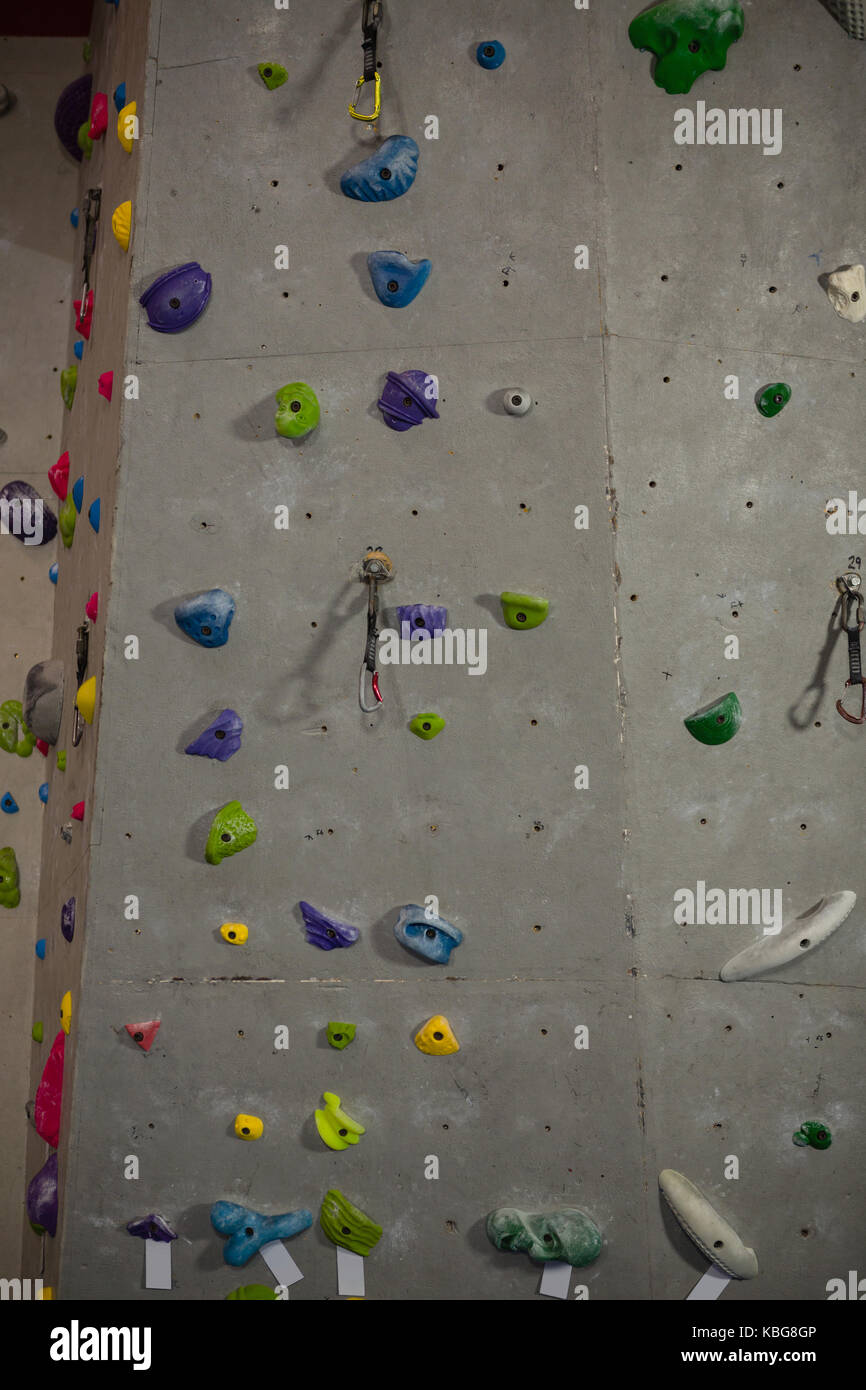 Full frame shot della parete di arrampicata in fitness club Foto Stock