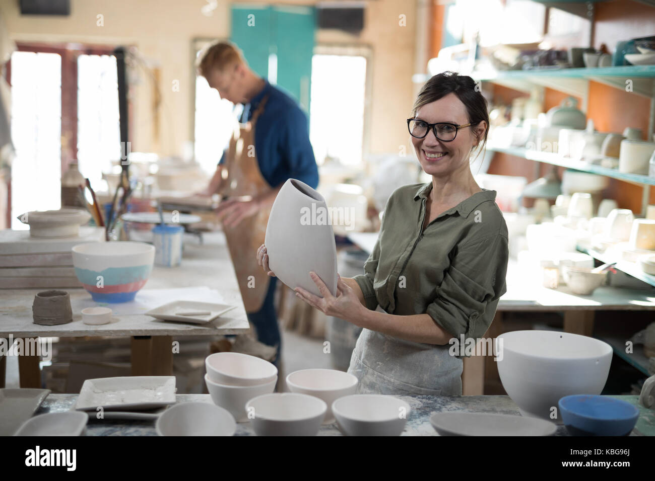 Ritratto di donna potter controllo prodotto artigianale nel laboratorio di ceramica Foto Stock