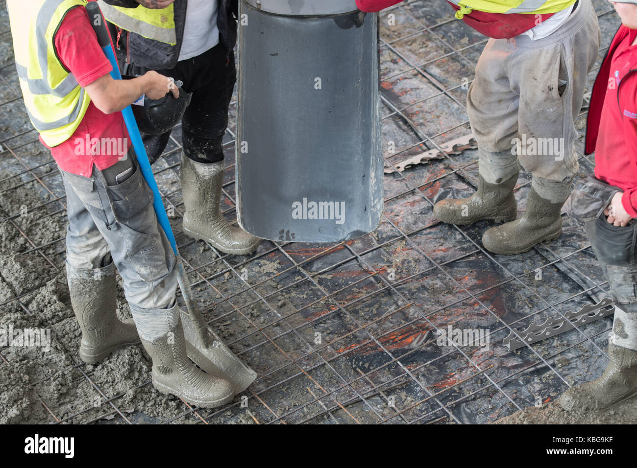 La consegna di calcestruzzo fresco - Pavimento industriale mesh Foto Stock