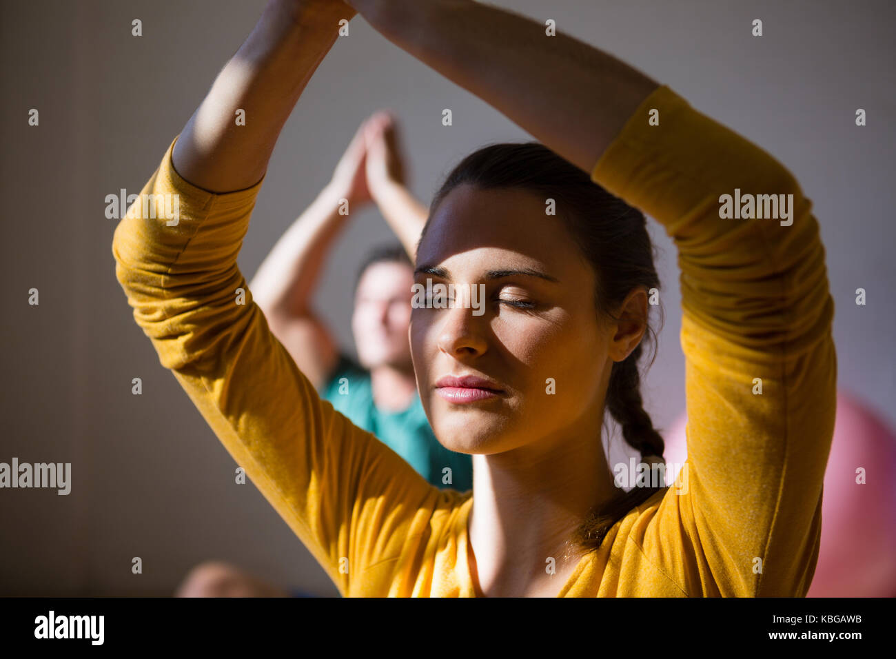 Donna meditando in posizione di preghiera al club della salute Foto Stock
