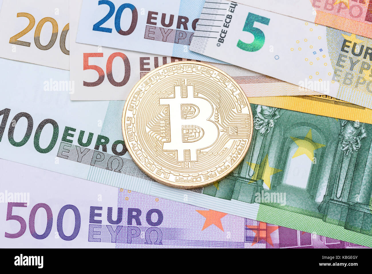 Golden bitcoins in dollari USA. La moneta elettronica concetto di exchange Foto Stock