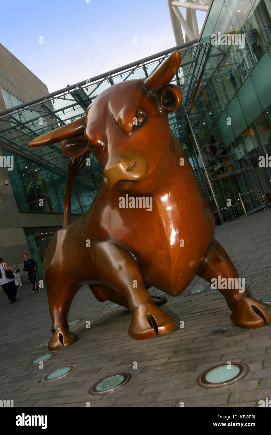 Toro in bronzo al di fuori del Bull Ring bullring Birmingham, dello scultore Laurence Broderick. AKA The Guardian, o Brummie il toro, Foto Stock
