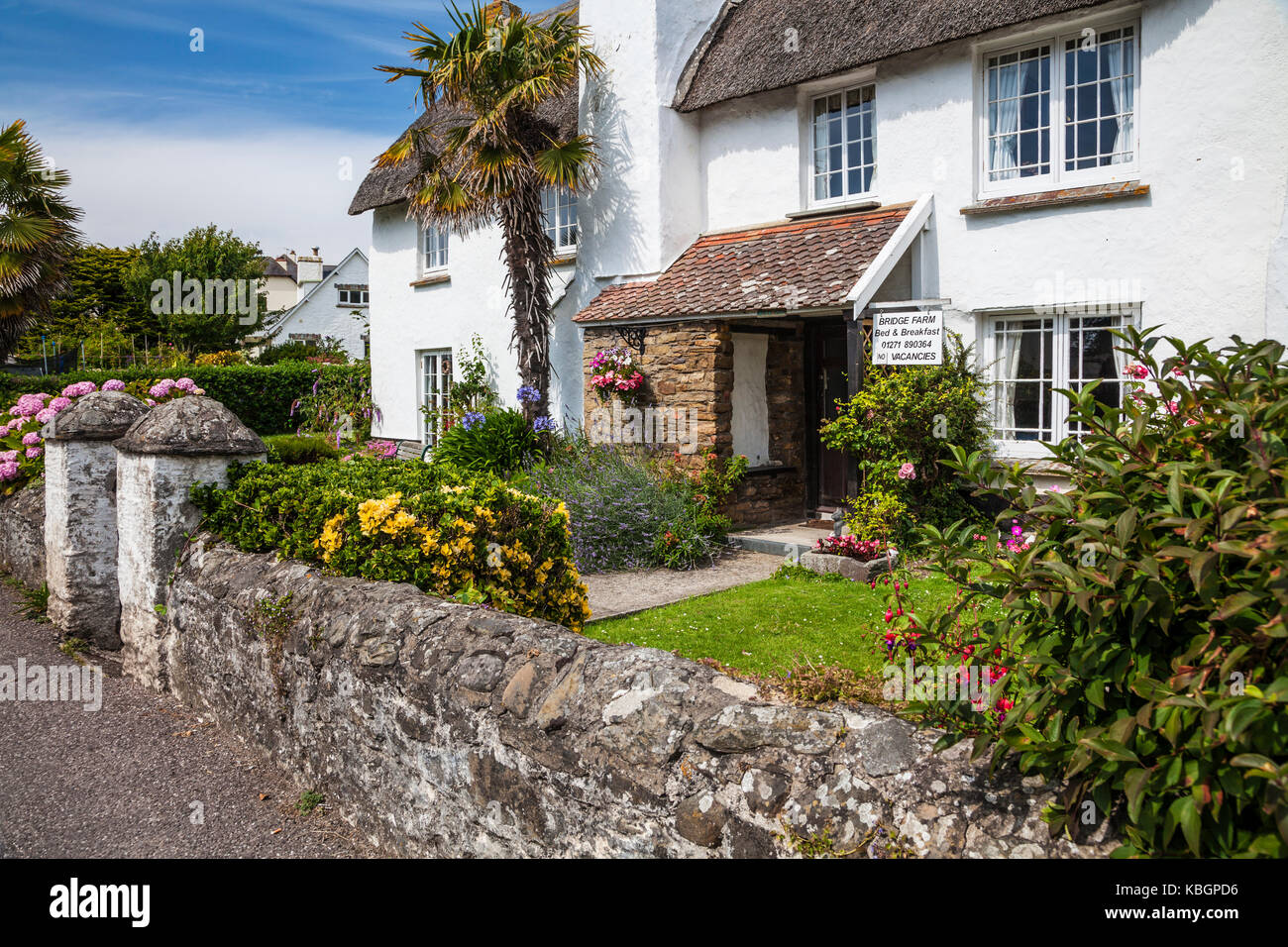 Una graziosa con il tetto di paglia, imbiancato cottage e B&B a Croyde, Devon. Foto Stock