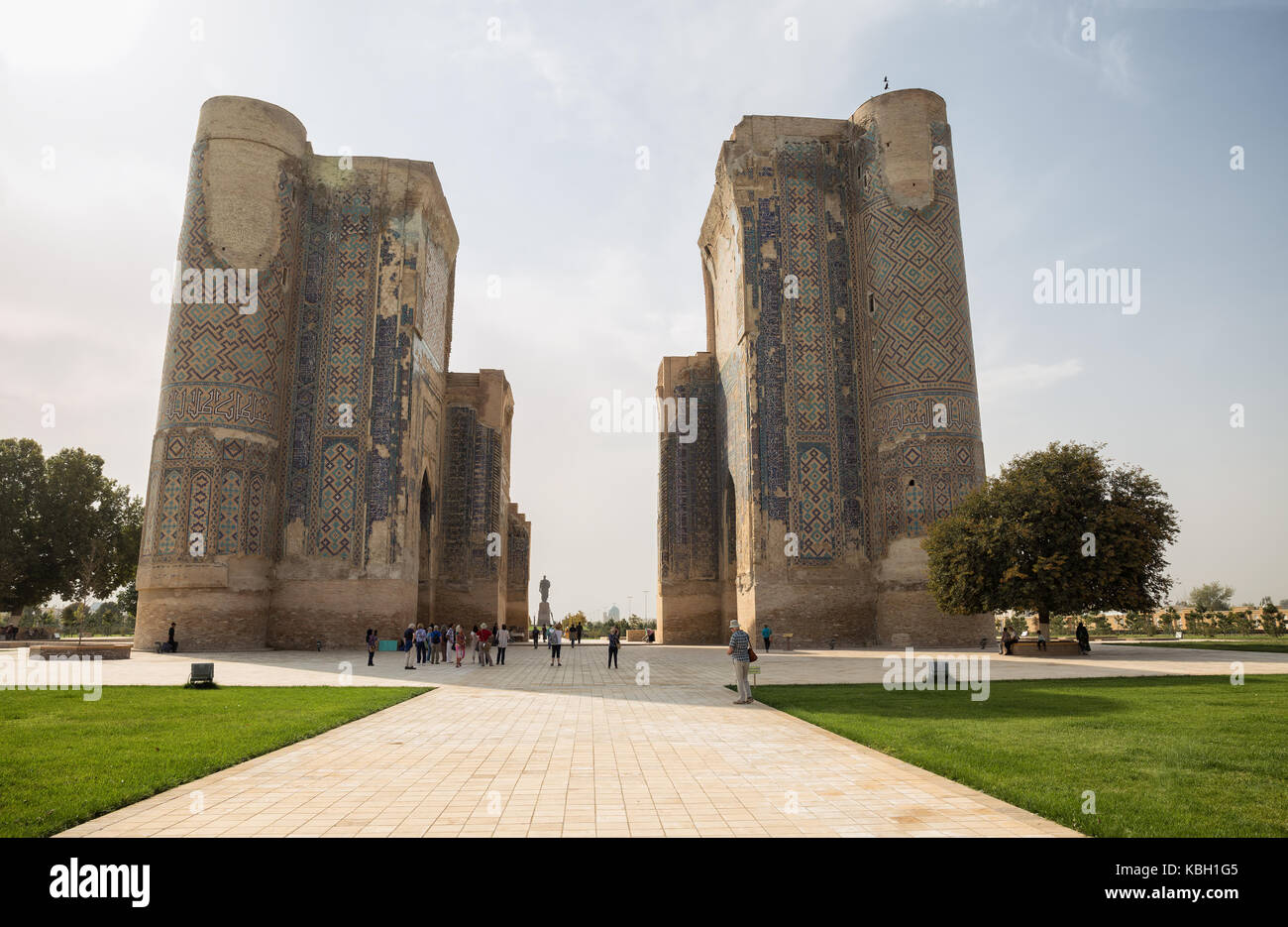 Shakhrisabz, Uzbekistan - 23 ottobre 2016: il gruppo di tour nei pressi delle rovine di ak-saray palace di Timur in shahrisabz. Foto Stock