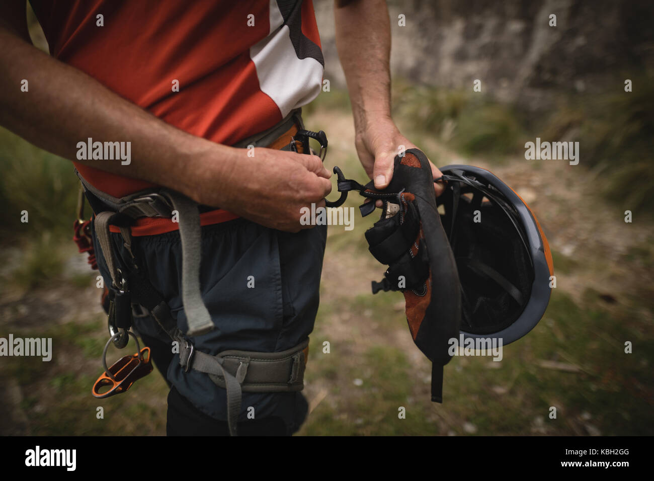 La sezione centrale dell'uomo la preparazione per la palestra di roccia Foto Stock