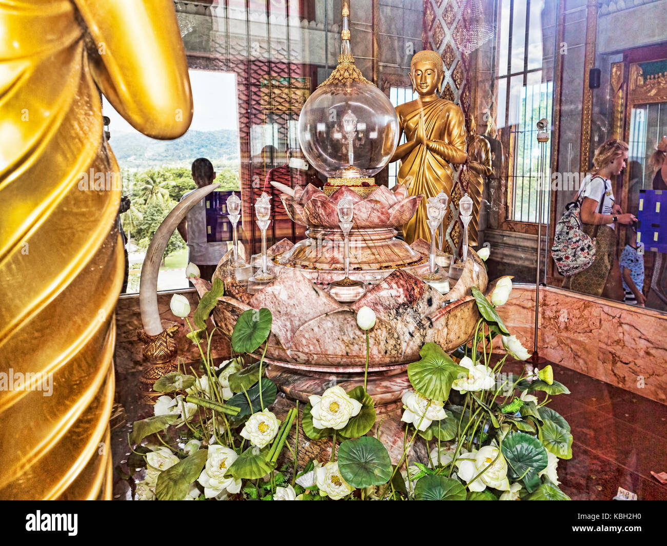 Phuket, Thailandia luglio 4, 2017 : interno di Wat Chalong tempio vi è un vetro-altare protetto con all'interno del dente di budda. complesso di templi sono l Foto Stock