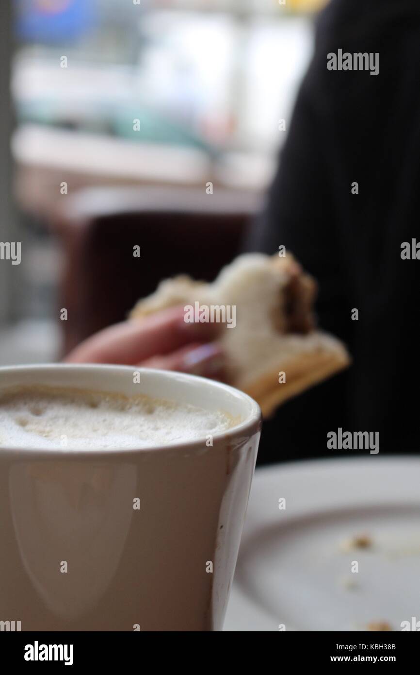 Una gamma di immagini catturate pur avendo un caffè e una prima colazione di muffin nel centro città di Newcastle. Foto Stock