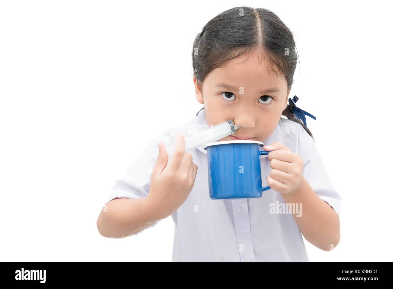 Lavaggio nasale. Asian student girl flushing naso con la siringa e la  soluzione salina isolati su sfondo bianco Foto stock - Alamy