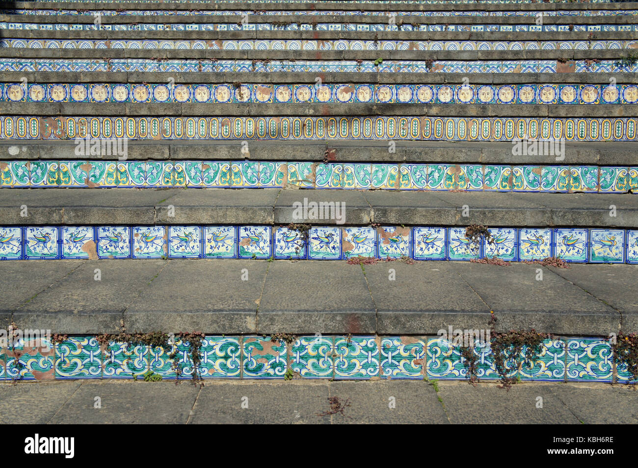 Scala costituita da gradini fatti di piastrelle ceramiche nella città famosa di produzione di ceramiche - Caltagirone (caltaggiruni), Sicilia, Italia Foto Stock