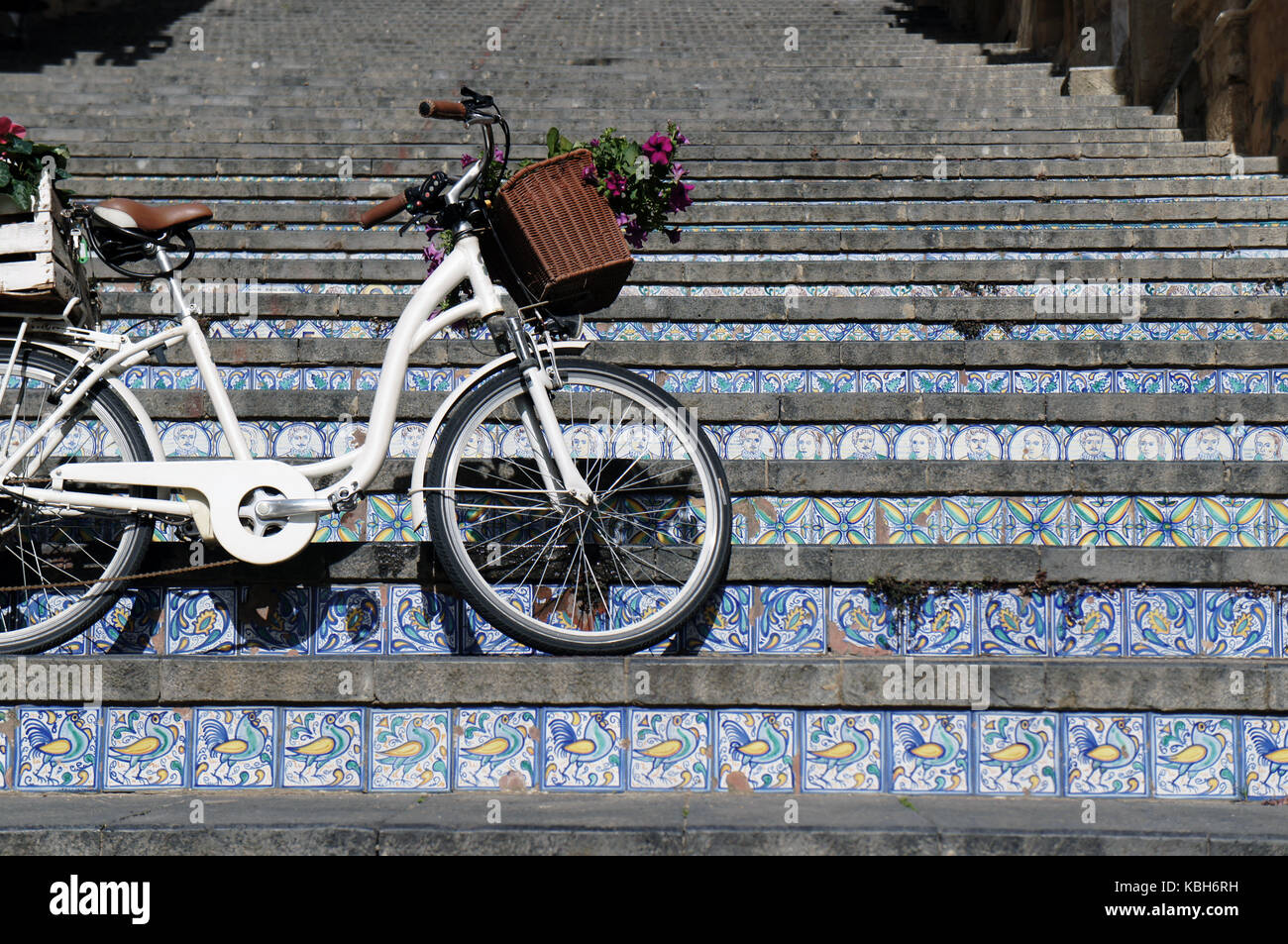 Bicicletta sulla scalinata con gradini fatti di piastrelle ceramiche nella città famosa di produzione di ceramiche - Caltagirone (caltaggiruni), Sicilia, Italia Foto Stock