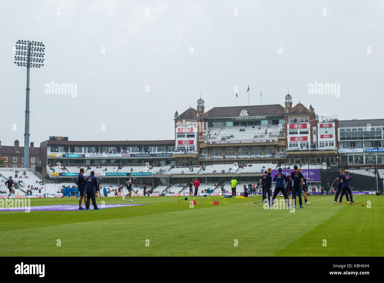 Londra, UK. 27 settembre squad dell'Inghilterra warm up ahed del gioco. England v West Indies. Nella quarta Royal London un giorno a livello internazionale della Kia Foto Stock