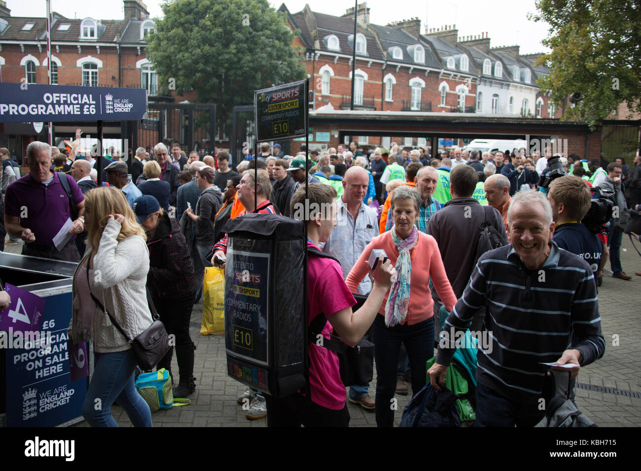 Londra, UK. 27 settembre i sostenitori di arrivare al Alex Stewart porta avanti del gioco. England v West Indies. Nella quarta Royal London un giorno Inte Foto Stock