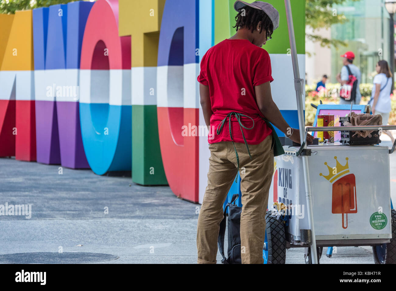 Il re del pop ghiaccioli fornitore su Peachtree Street in atlanta, georgia accanto alle colorate midtown signage at Colony square nel quartiere delle arti. Foto Stock