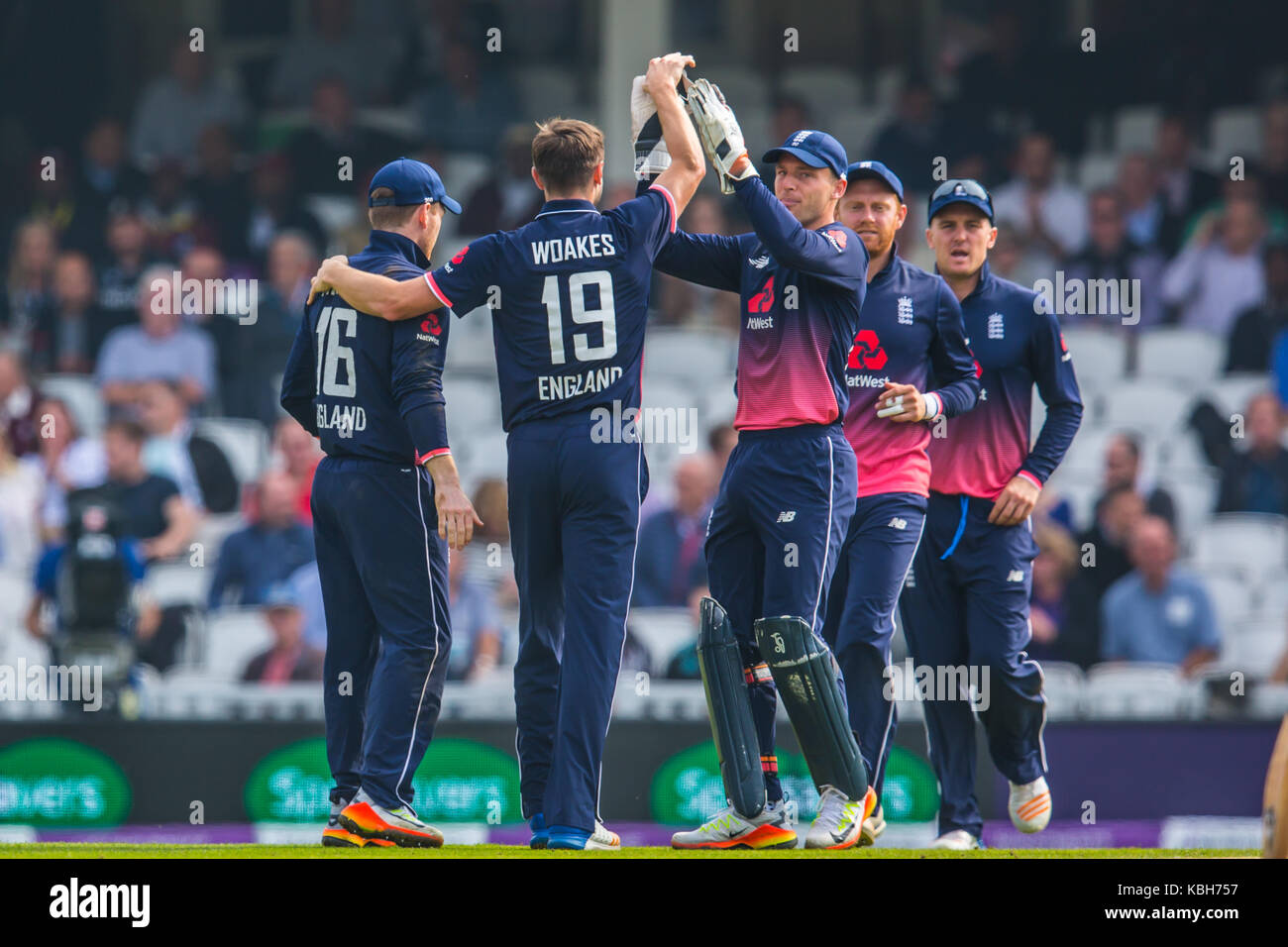 Londra, UK. Il 27 settembre 2017. Inghilterra celebrare come Woakes ottiene il suo secondo paletto dopo Kyle Speranza è catturato dal detentore Jos Butler. England v West Indies Foto Stock