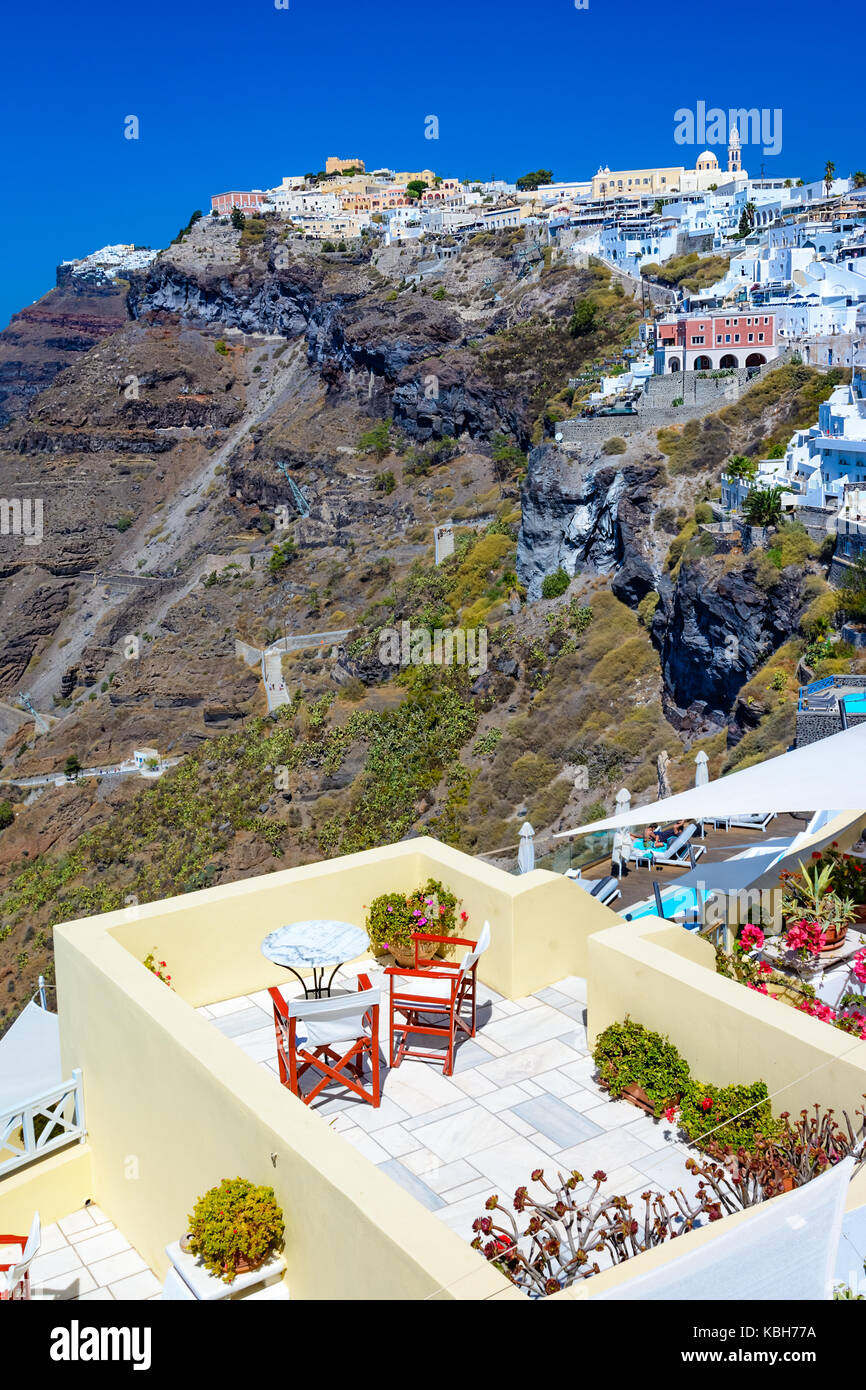 Bellissima terazza in Fira, Santorini Island, Grecia. tradizionali e famose case bianche sulla caldera, il mare Egeo. Foto Stock