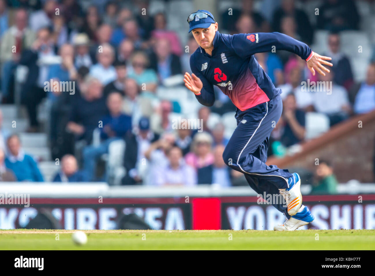 Londra, UK. Il 27 settembre 2017. Jason Roy nel campo per l'Inghilterra. England v West Indies. Nella quarta Royal London un giorno a livello internazionale della Kia O Foto Stock